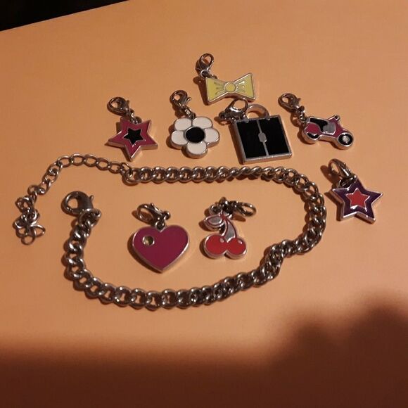 Silver chain bracelet with 8 different charms - Picture 1 of 4